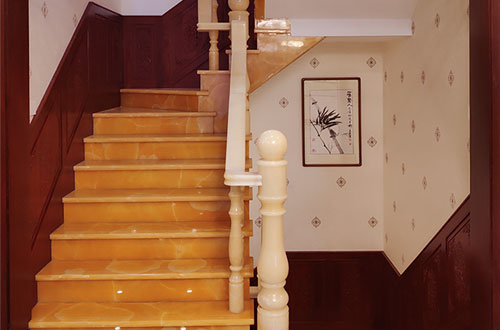 安宁中式别墅室内汉白玉石楼梯的定制安装装饰效果